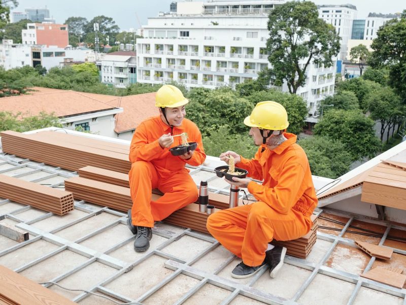 roofing-contractors-having-lunch-1.jpg